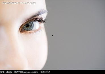 欧美亲吻眼睛图片,爱的深情流露